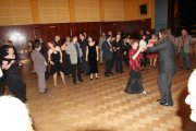 Podle pravidla nabádajícího provést řádně po parketu každou sukni tančí Luboš Rafaj s Irenou Harudovou.