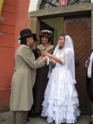 Miloš Vosyka si vyzvedává svou nevěstu, Sylvu Lahodnou, za pečlivého dohledu nevěstiny matky, Blanky Kotenové.